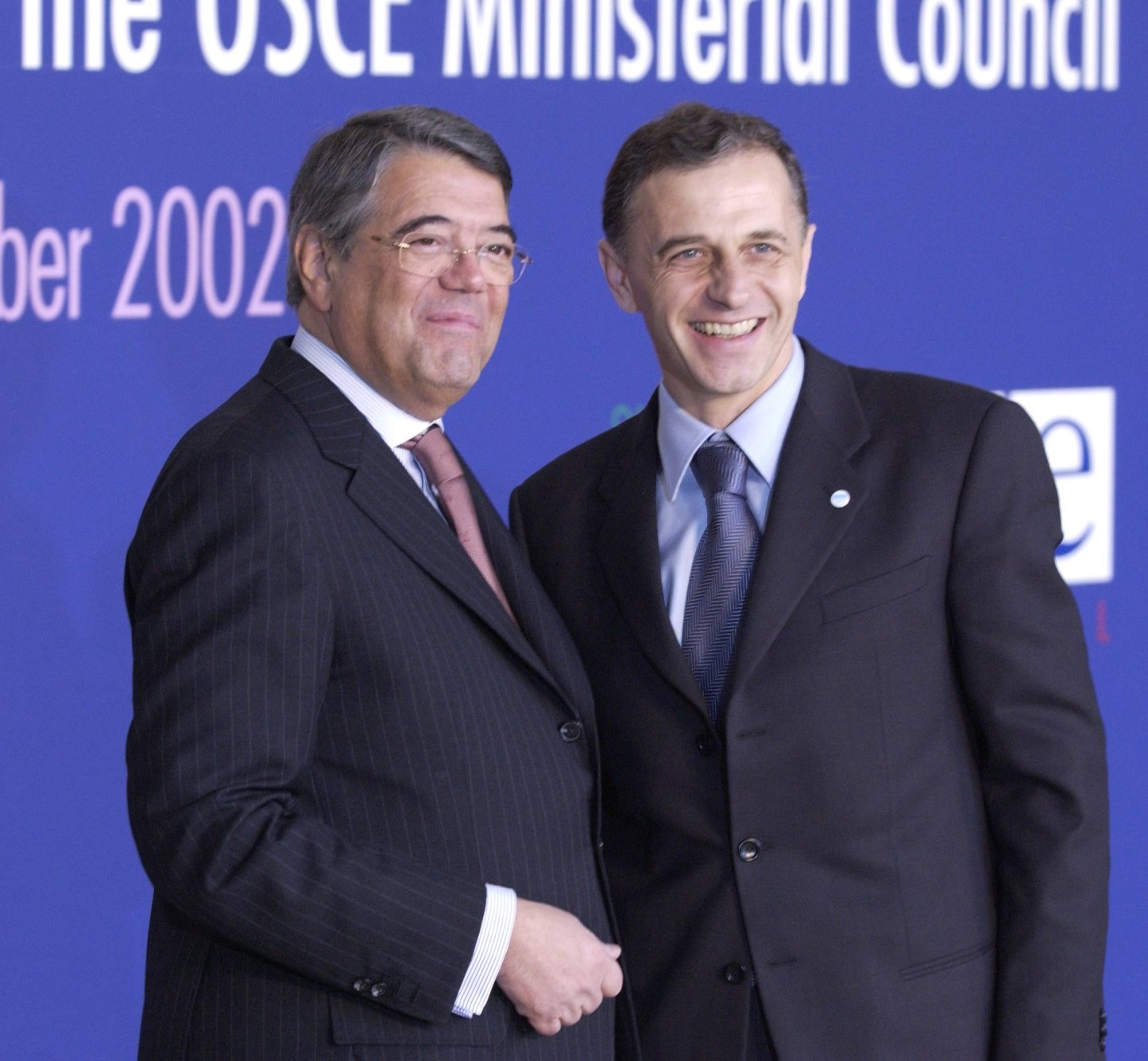 The OSCE Chairman-in-Office (left), Portugal's Foreign Minister Antonio Martins da Cruz, welcoming Romania's Foreign Minister Mircea Geoana, in Porto, 6 December 2002