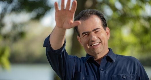 Candidate José Francisco Yunes Zorrilla is looking towards the camera and waving.