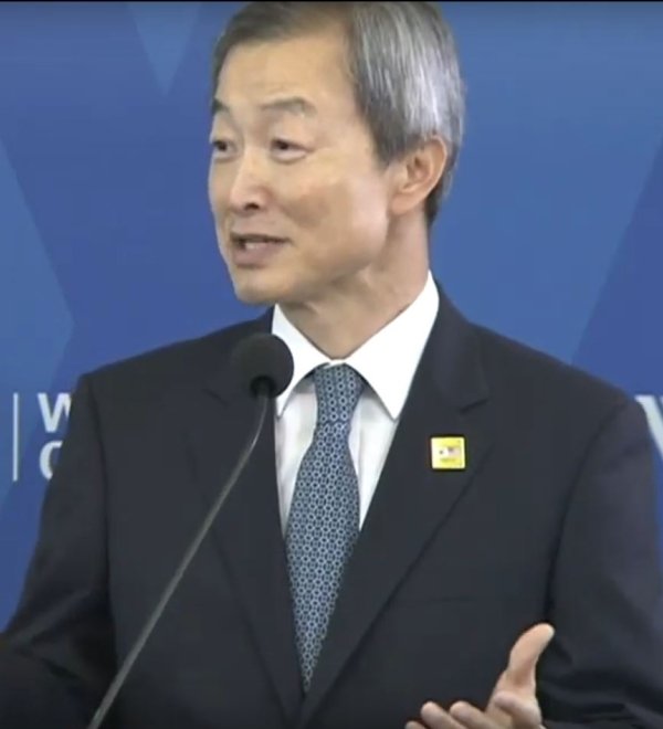 An image of Ho-Young Ahn speaking at a Wilson Center event.