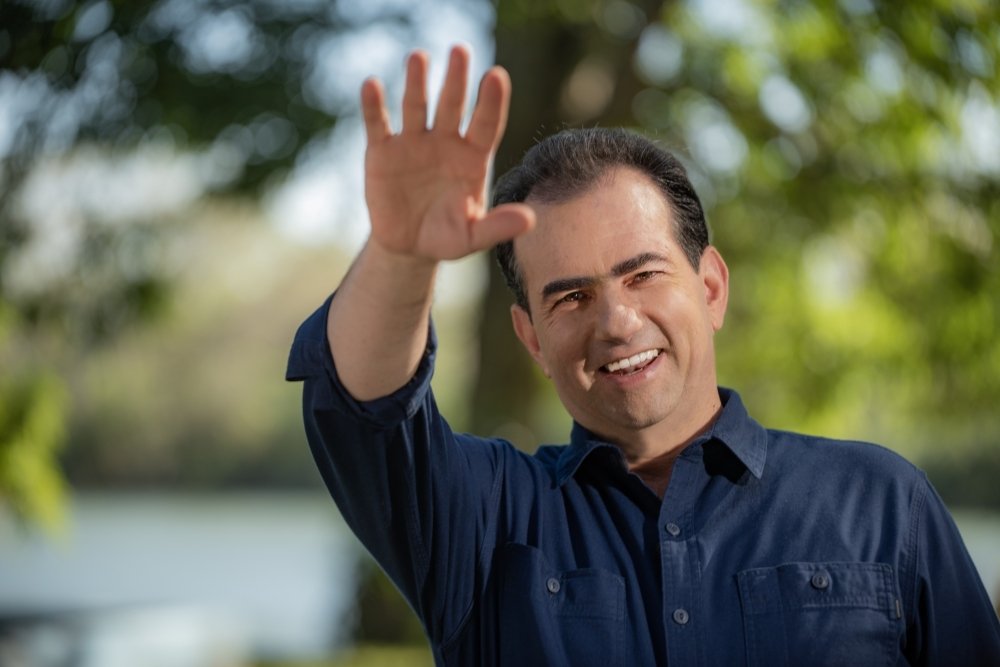 Candidate José Francisco Yunes Zorrilla is looking towards the camera and waving.