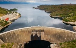 Concrete arch dam in the Kariba Gorge of the Zambezi river basin between Zambia and Zimbabwe. Dmitriy Kandinskiy/Shutterstock. 